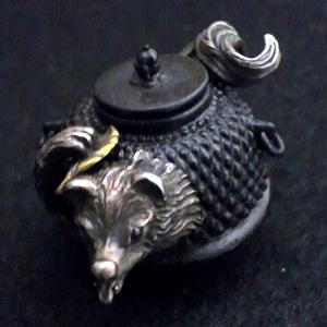 根付ペンダントトップ「文福茶釜」(サファイア、赤銅、18金、銀) - Netsuke pendant-top Bunbuku Chagama(sapphire,alloy of copper gold,K18gold,silver)