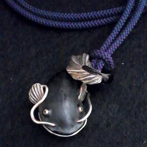 罠兎 生田容子氏 制作 根付ペンダント「鯰」(赤銅、銀) - Netsuke pendant catfish(alloy of copper gold,silver)