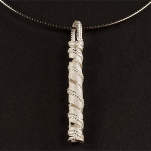 進藤春雄氏 制作 秋田純銀線細工ペンダント「大縦クルクル」 - Akita pure-silver filigree pendant large vertical spiral